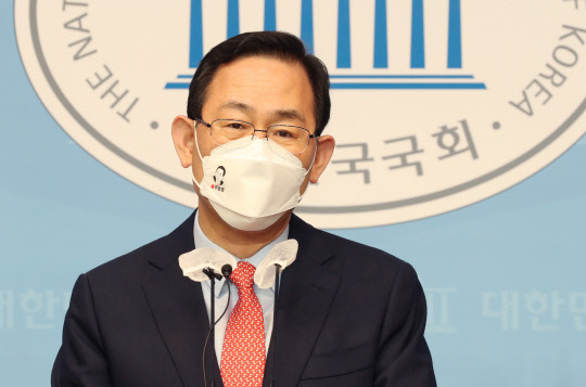 국민의힘 당 대표 선거에 출마한 주호영 후보가 9일 국회 소통관에서 긴급 기자회견을 열고 지지를 호소하고 있다. 연합뉴스